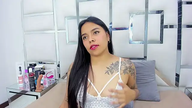 ZoeWan69 online show from February 28, 2025, 6:52 pm