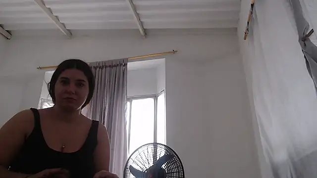 Snapshot of Anniferreira2 chatting on October 25, 2025, 2:56 pm Anniferreira2 online show from October 25, 2025, 2:56 pm