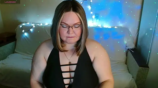 Snapshot of Vivien__wet chatting on March 2, 2025, 8:29 pm Vivien wet online show from March 2, 2025, 8:29 pm