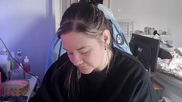 AureliaXOX online show from October 14, 2025, 9:10 am