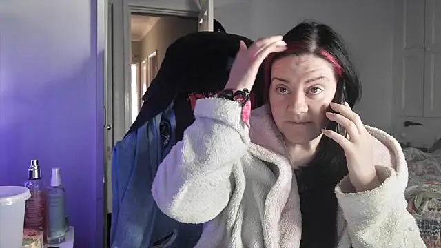 AureliaXOX online show from November 21, 2025, 9:08 am