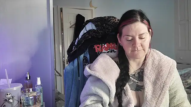 AureliaXOX online show from December 4, 2025, 9:18 am