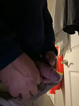 aleds17668 online show from October 22, 2025, 4:35 am