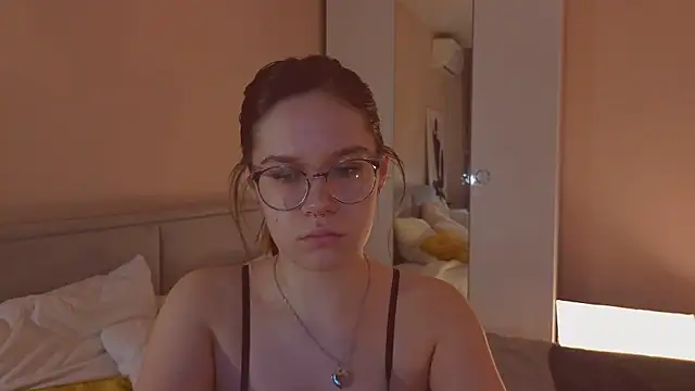 Mia Luw online show from February 6, 2026, 3:55 am