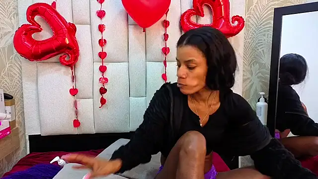 dafnnelewis online show from February 17, 2026, 11:18 am