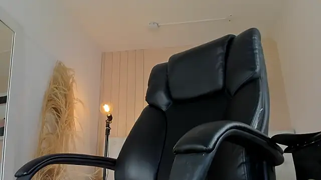 ISAAC CRYSTON online show from December 18, 2025, 8:59 pm