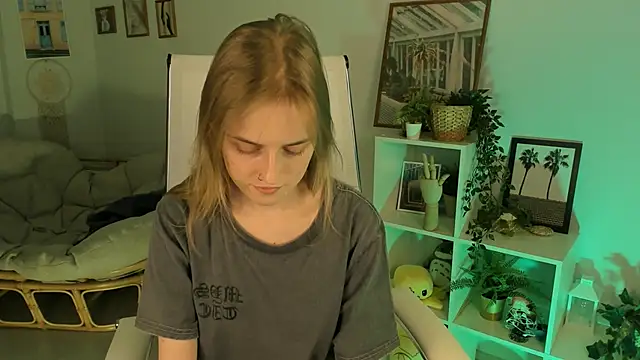 KiraMontoya online show from March 13, 2025, 5:39 pm