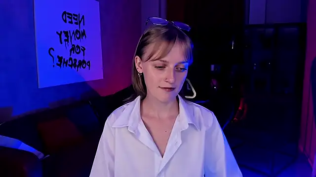 KiraMontoya online show from September 17, 2025, 8:32 pm