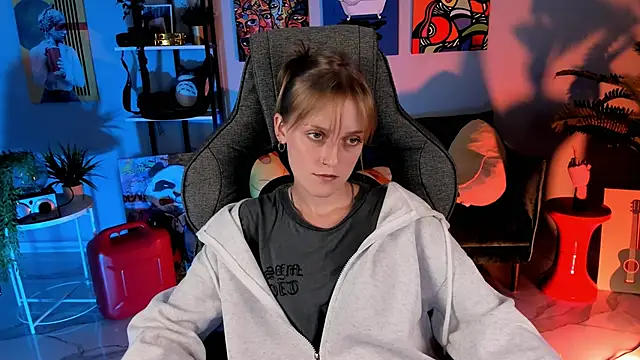 KiraMontoya online show from September 19, 2025, 5:35 pm