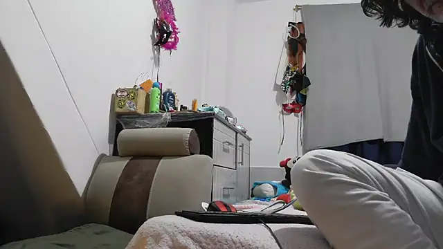 jeans and emma online show from January 11, 2026, 12:59 am