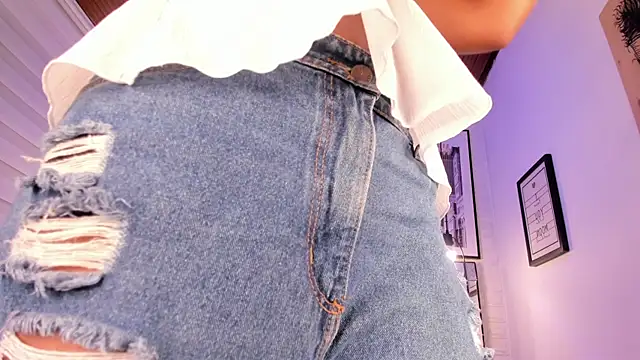 tylla  online show from October 16, 2025, 4:02 am