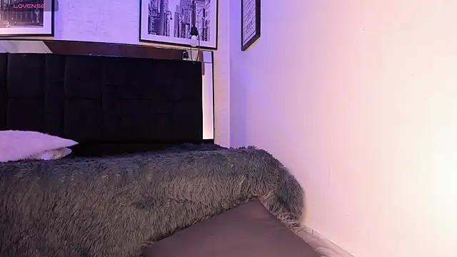 tylla  online show from November 10, 2025, 3:05 am