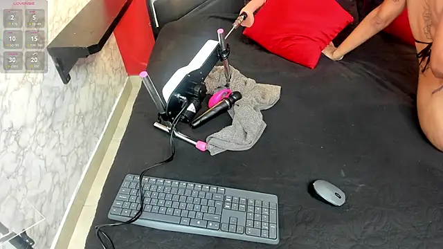 IVISBOUNCYASS online show from November 28, 2025, 12:41 pm