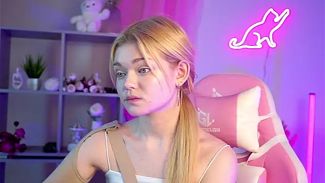 Snapshot of AdeleCartier chatting on March 18, 2025, 1:21 am AdeleCartier online show from March 18, 2025, 1:21 am