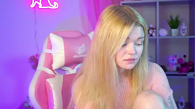 Snapshot of AdeleCartier chatting on March 22, 2025, 8:40 am AdeleCartier online show from March 22, 2025, 8:40 am