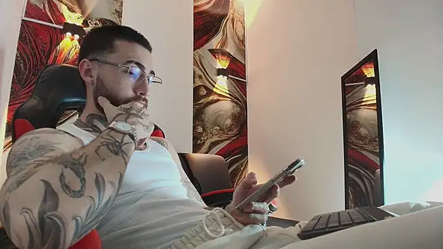 Luke davis01 online show from December 18, 2025, 1:17 pm