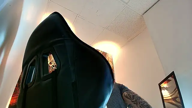 Luke davis01 online show from April 16, 2026, 1:01 pm