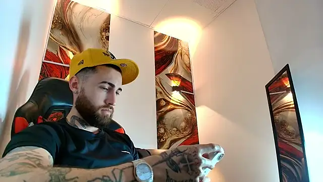 Luke davis01 online show from April 22, 2026, 1:12 pm