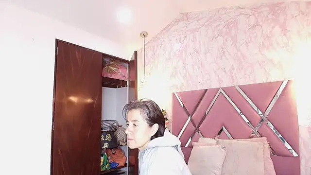 Saori Sann  online show from December 21, 2025, 12:23 pm