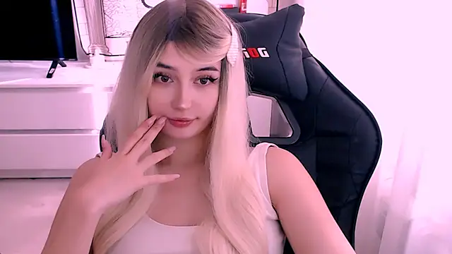 Snapshot of beauty_blonde chatting on October 12, 2025, 5:50 am beauty blonde online show from October 12, 2025, 5:50 am