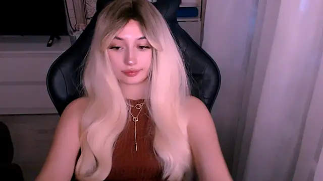 Snapshot of beauty_blonde chatting on October 22, 2025, 1:06 am beauty blonde online show from October 22, 2025, 1:06 am