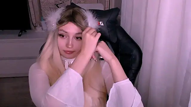 Snapshot of beauty_blonde chatting on November 10, 2025, 2:10 am beauty blonde online show from November 10, 2025, 2:10 am