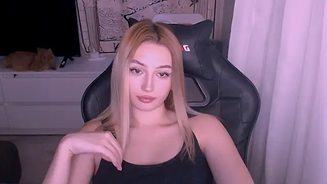 Snapshot of beauty_blonde chatting on November 26, 2025, 2:34 am beauty blonde online show from November 26, 2025, 2:34 am