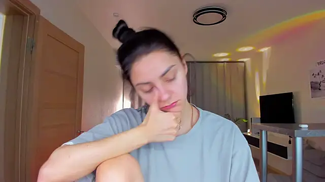 EmiliaZen online show from April 4, 2026, 5:10 pm