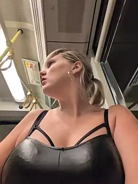 Snapshot of Sexybiene969 chatting on December 1, 2025, 5:18 pm Sexybiene969 online show from December 1, 2025, 5:18 pm