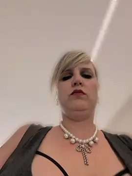Sexybiene969 online show from May 19, 2026, 4:13 pm