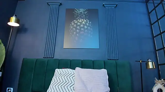 scarlet edwars online show from April 10, 2026, 7:18 pm