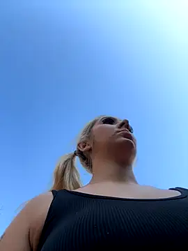 hotamanda01 online show from November 23, 2025, 12:27 pm