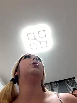 hotamanda01 online show from January 5, 2026, 7:28 pm