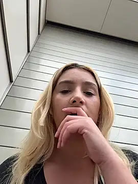 hotamanda01 online show from March 1, 2026, 11:34 am