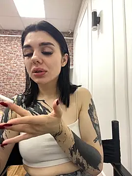 Snapshot of MaeveMoon chatting on October 30, 2025, 4:14 am MaeveMoon online show from October 30, 2025, 4:14 am