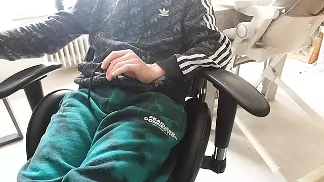 ademandjulia online show from February 13, 2026, 12:01 pm