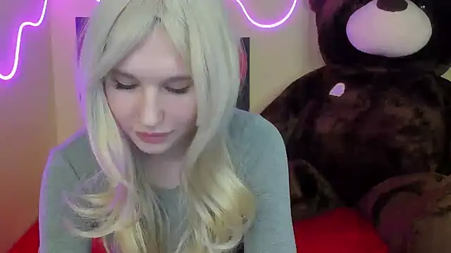 Snapshot of EvelinaLuu chatting on February 21, 2025, 1:11 am EvelinaLuu online show from February 21, 2025, 1:11 am