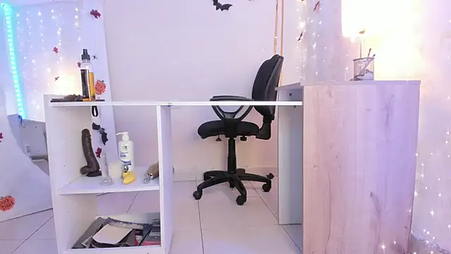 Emylyjonhs online show from October 21, 2025, 8:20 pm