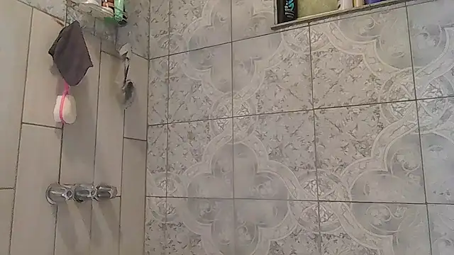 Snapshot of ShysluutGia chatting on October 6, 2025, 9:51 am ShysluutGia online show from October 6, 2025, 9:51 am