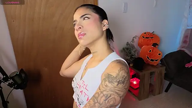 Maryybellax online show from October 16, 2025, 9:27 pm