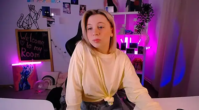 Snapshot of EllySunlover chatting on February 12, 2025, 4:22 pm EllySunlover online show from February 12, 2025, 4:22 pm
