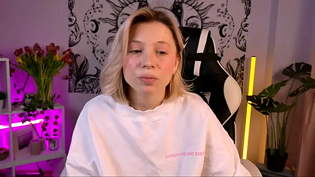 Snapshot of EllySunlover chatting on March 13, 2025, 3:11 am EllySunlover online show from March 13, 2025, 3:11 am