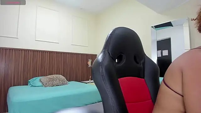 MELINAMARTINS online show from October 4, 2025, 7:12 pm