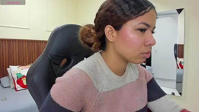 MELINAMARTINS online show from December 3, 2025, 7:23 pm