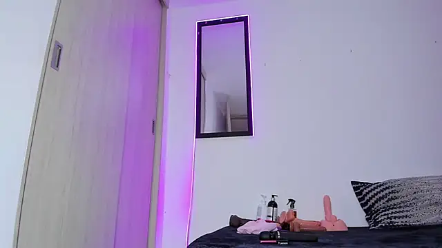 MELINAMARTINS online show from March 13, 2026, 9:21 pm