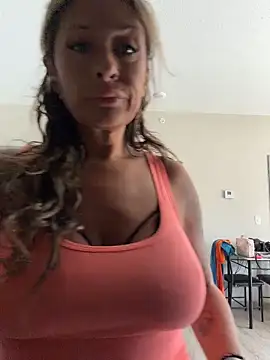 bossyroxy84 online show from July 19, 2026, 3:05 pm