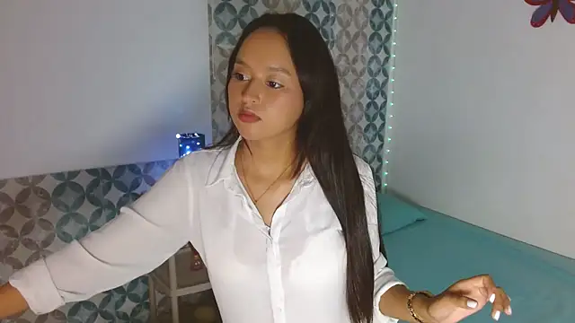 Emilybateee online show from November 3, 2025, 3:24 pm