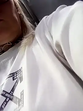 CandieGilson   online show from November 24, 2025, 10:48 am