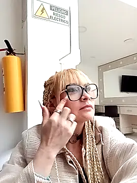 CandieGilson   online show from December 2, 2025, 12:43 pm