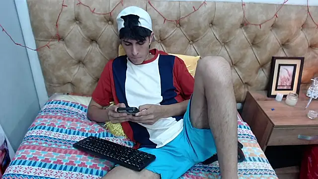 Snapshot of Estiv18_ chatting on February 27, 2025, 4:20 am Estiv18 online show from February 27, 2025, 4:20 am